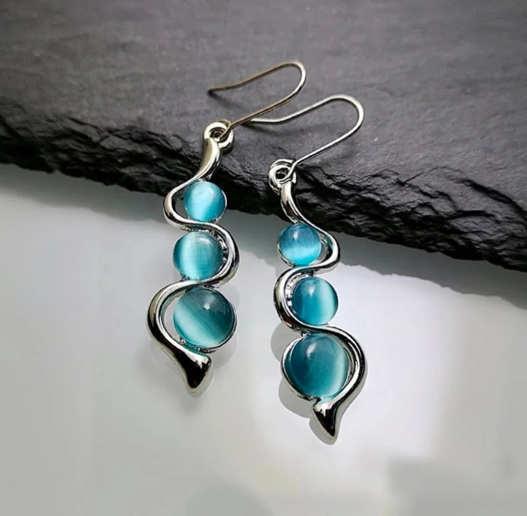 Silver Cat’s Eye Wavy Earrings – Elegant & Modern Design