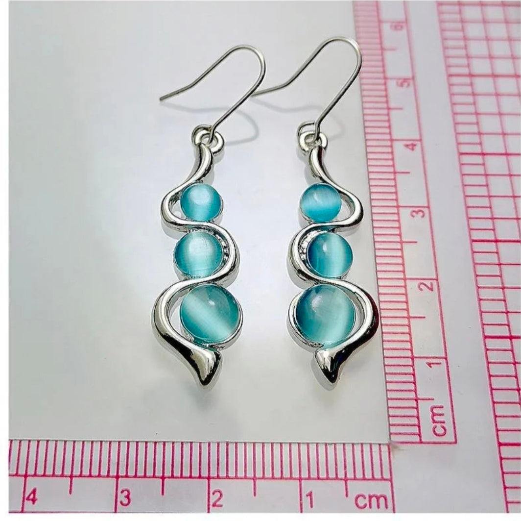 Silver Cat’s Eye Wavy Earrings – Elegant & Modern Design